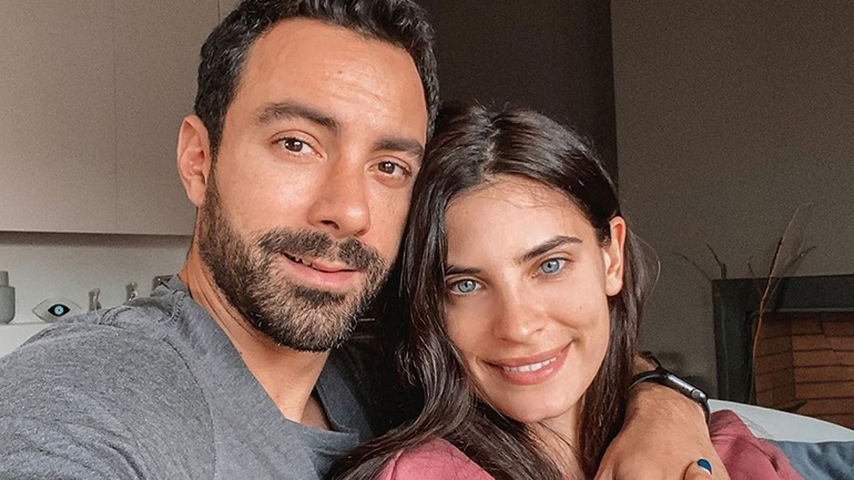 Χριστίνα Μπόμπα – Σάκης Τανιμανίδης: Η οικογενειακή φωτογραφία από παραλία της Μυκόνου